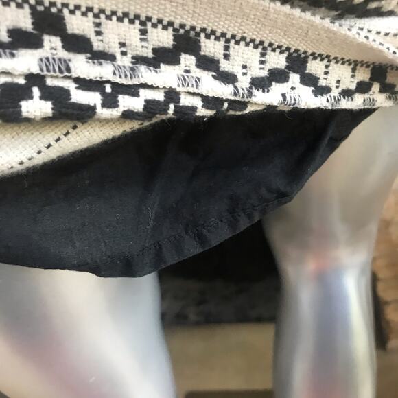 Gap Embroidered Geometric Print White Black Skirt Womens Size 4R - Picture 4 of 5